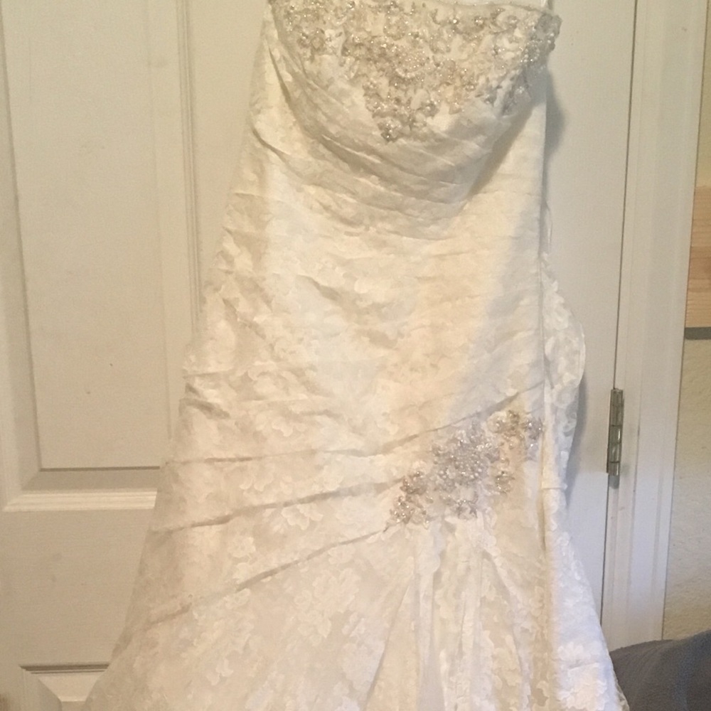 Beautiful wedding dress never worn